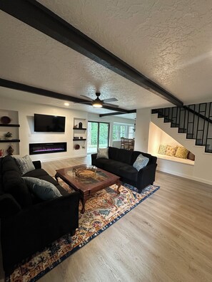 Smart TV, fireplace