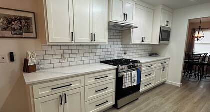 Big 4-bedroom South Broken Arrow walk to Indian Springs Golf Course Fast WiFi