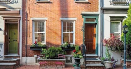 Luxury, Steam Shower, Stylish 3BR 2BA Home in the Beautiful Rittenhouse District