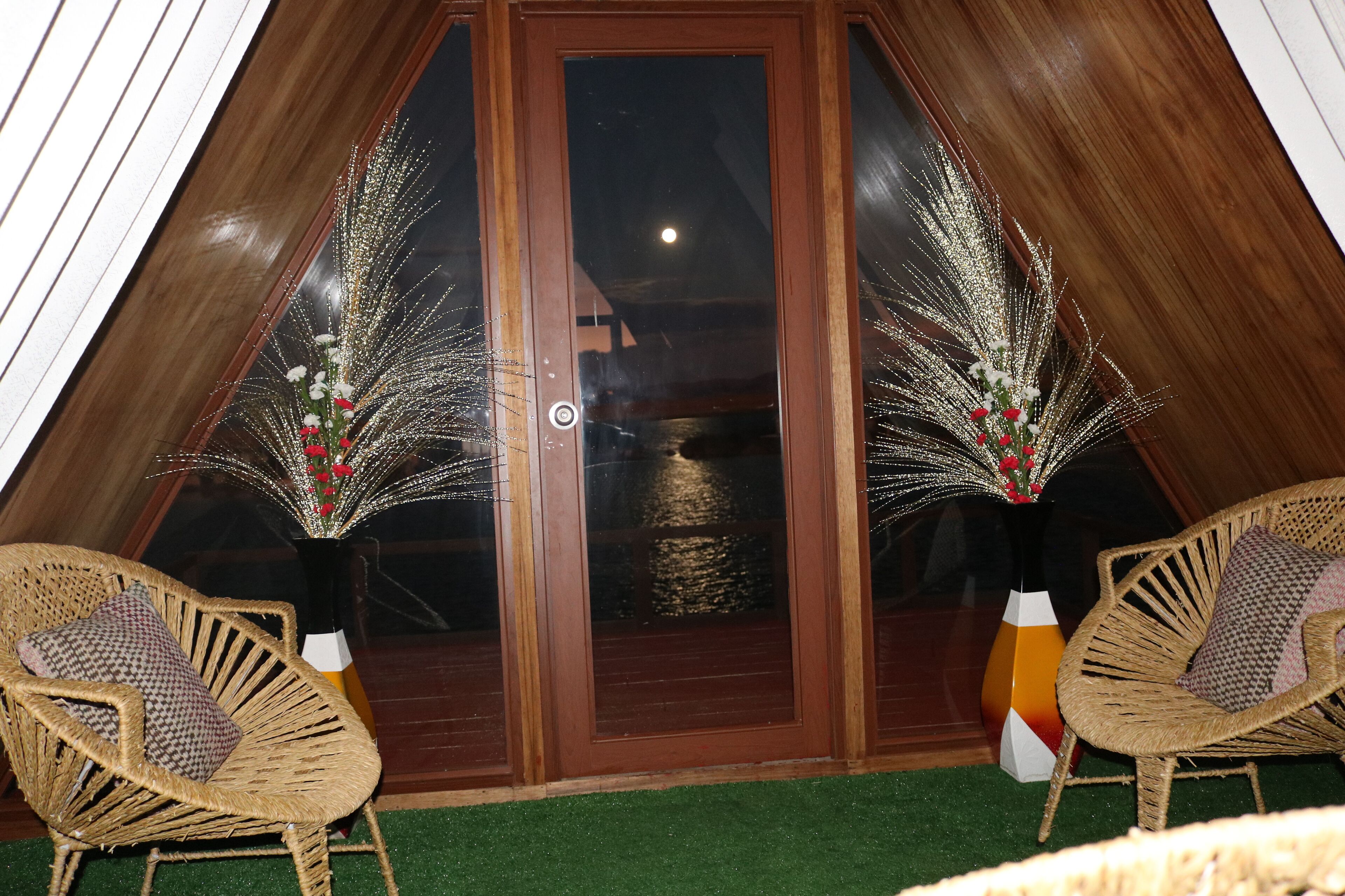 Deluxe Suite, Lake View | Living area