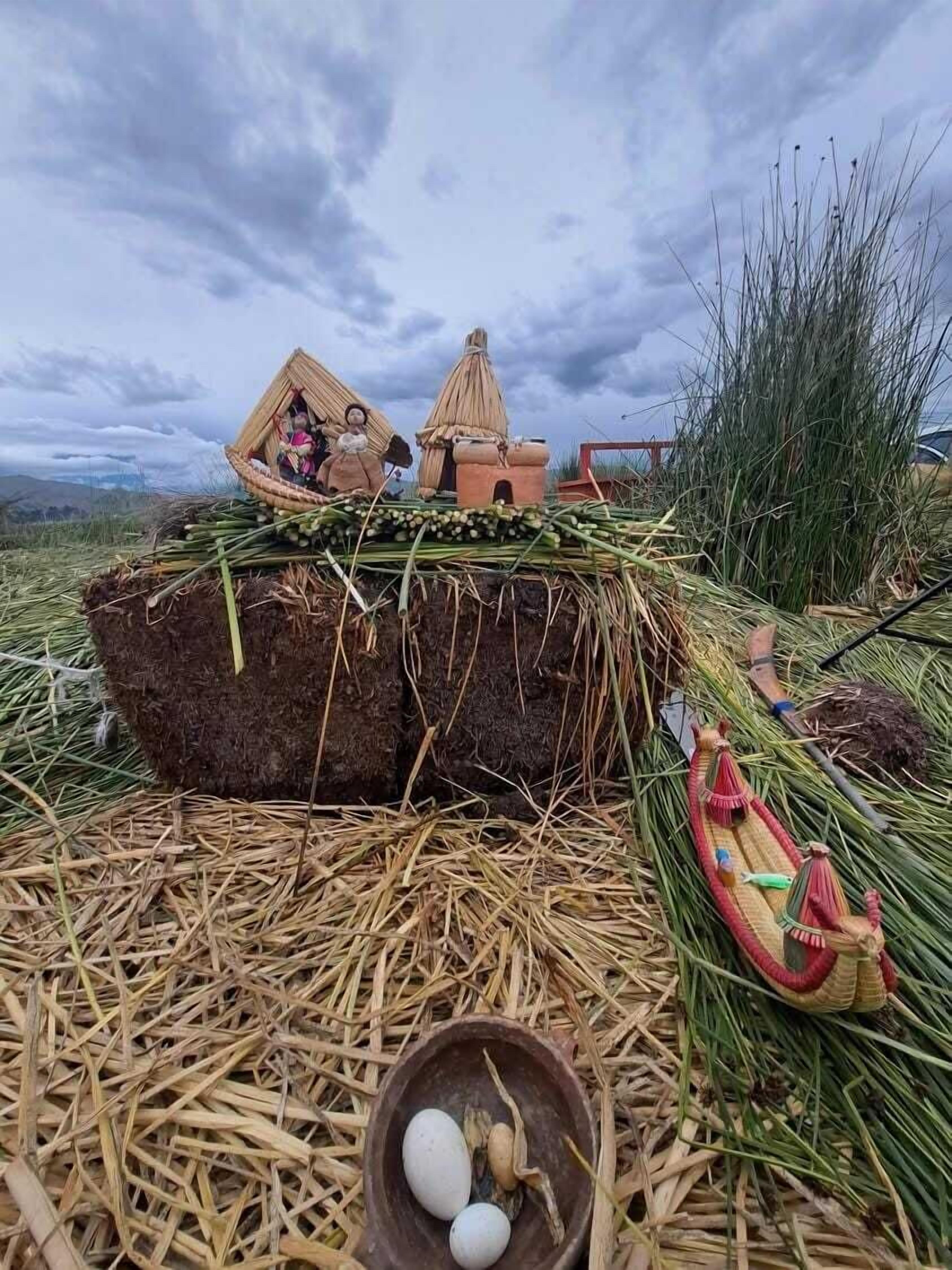 Un'imbarcazione tradizionale con strutture in paglia e un cesto di vimini pieno di uova su un letto di paglia.