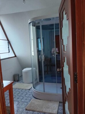 Hytte – deluxe, utsikt mot innsjø | Bad | Dusj, dusjhode med hydromassaje, oppvarmet badegulv og håndklær