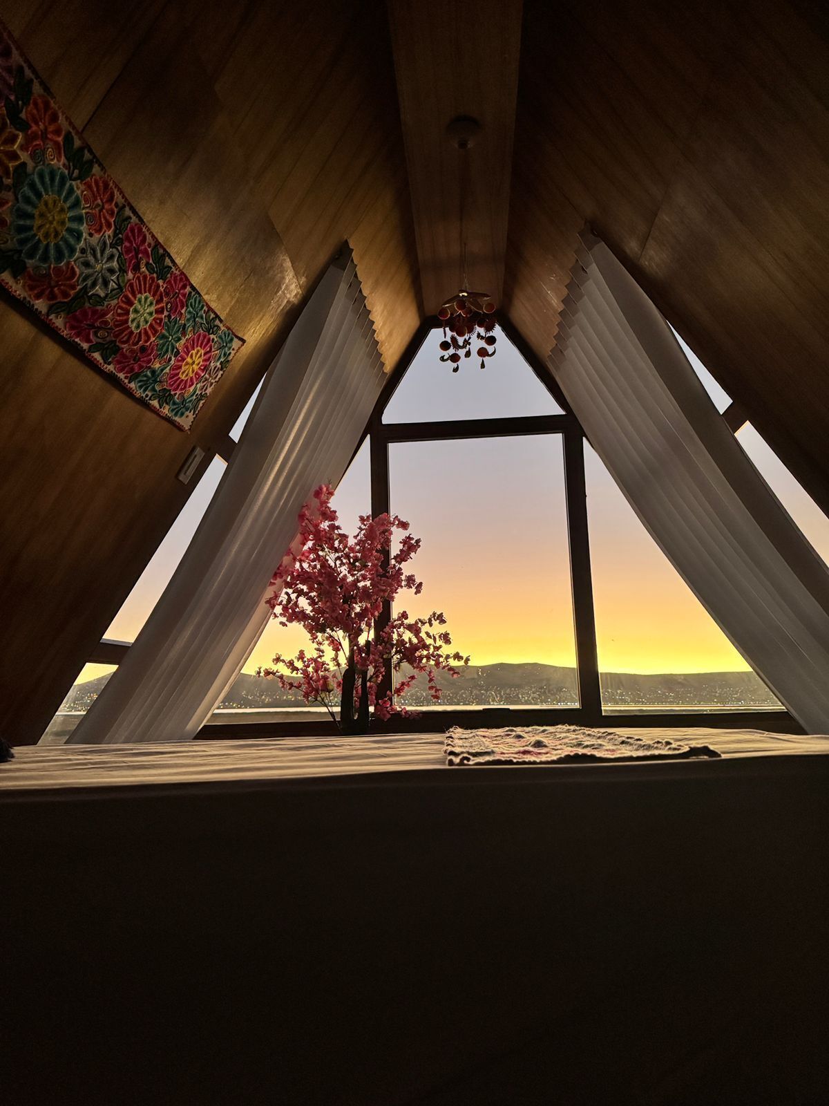 デラックス スイート レイクビュー | 羽毛の掛け布団、セレクト コンフォート製ベッド、客室ごとに異なる装飾、客室ごとに異なるインテリア