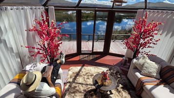 Deluxe huisje, uitzicht op meer | Woonruimte