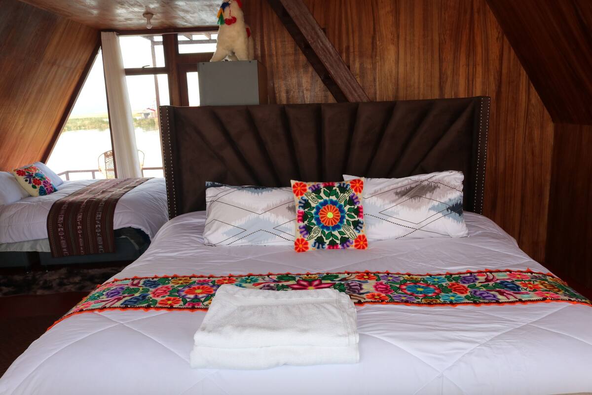Chalet rustique Deluxe, vue sur le lac | Couette en duvet, lit avec matelas Select Comfort, décor unique