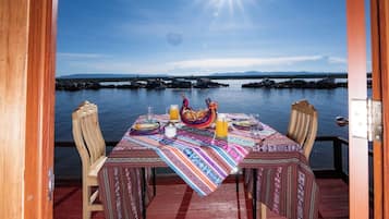 Deluxe Suite, Lake View | In-room dining
