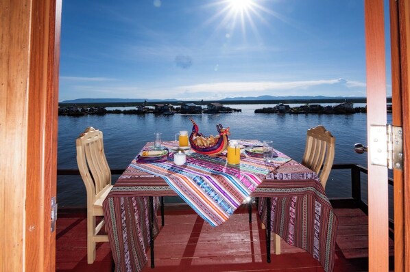 Deluxe Suite, Lake View | In-room dining