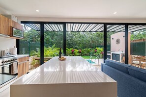 Geladeira, micro-ondas, fogão, cooktop