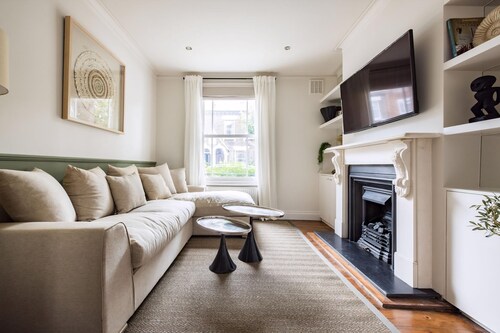 Stylish 3-bed Cottage in North Kensington