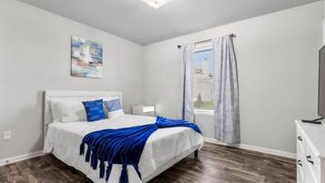 3 chambres, bureau, fer et planche Ă  repasser, lit parapluie