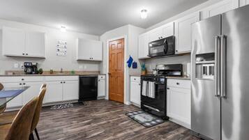 Køleskab, mikrobølgeovn, ovn, kogeplade