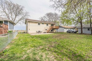 Exterior - Modern 4BD Home in Lake Hills Pet friendly (Lake in the Hills)