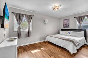 4 bedrooms, desk, iron/ironing board, travel cot - Modern 4BD Home in Lake Hills Pet friendly (Lake in the Hills)