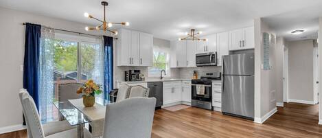 Refrigerador, microondas, horno y parrilla de estufa