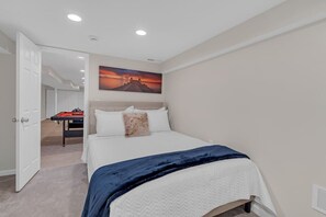 4 slaapkamers, een bureau, een strijkplank/strijkijzer, wifi