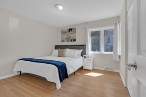 4 室のベッドルーム、デスク、アイロン / アイロン台、WiFi