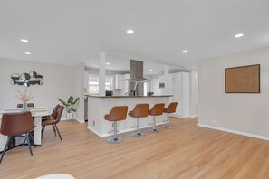 Dining - Spacious 4BR Home in Oak Park (Oak Park)