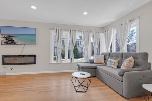 Spacious 4BR Home in Oak Park