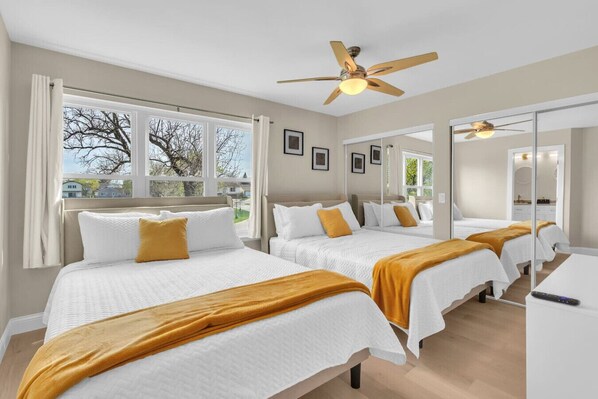 4 bedrooms, desk, WiFi