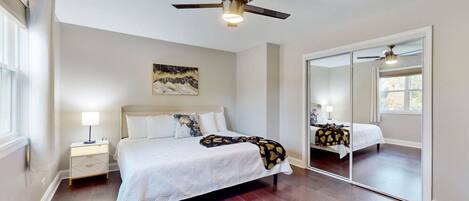 مكتب ومكواة/لوح كي وسرير سفر وواي فاي