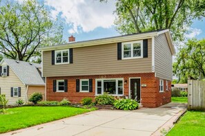 Exterior - Luxury 4BR Home w/ Pool Table &Beautiful Kitchen (Elmhurst)