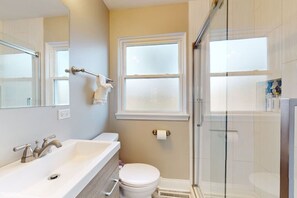 Hair dryer - Luxury 4BR Home w/ Pool Table &Beautiful Kitchen (Elmhurst)