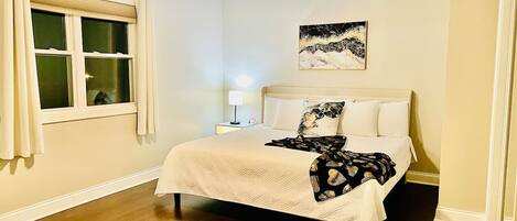 Bureau, fer et planche à repasser, lit parapluie, Wi-Fi