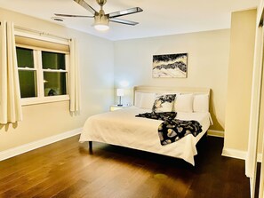 4 bedrooms, desk, iron/ironing board, travel cot - Luxury 4BR Home w/ Pool Table &Beautiful Kitchen (Elmhurst)