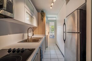 ثلاجة، ميكروويف، فرن، موقد طهي مسطح