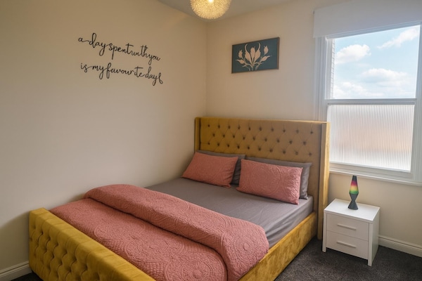 2 Bed - Sleeps 6 - Private Balcony - City Centre - Wolverhampton