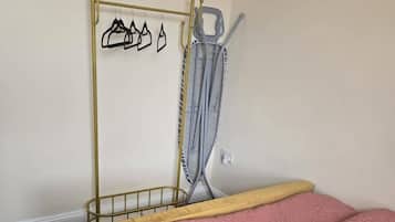 2 bedrooms, iron/ironing board, free WiFi, bed sheets