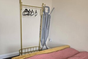 2 bedrooms, iron/ironing board, free WiFi, bed sheets
