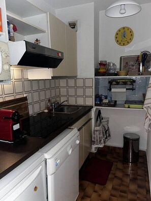 Fridge, microwave, dishwasher, cookware/dishes/utensils