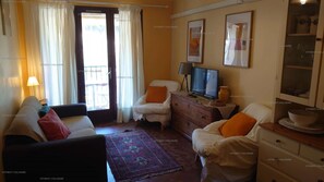 TV, books - 4PA40 - Apartment with pool and parking (COLLIOURE)