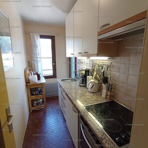 Fridge, oven, stovetop, coffee/tea maker - 4PA40 - Apartment with pool and parking (COLLIOURE)