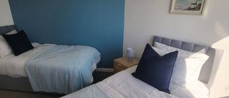 Tabla de planchar con plancha, wifi gratis y ropa de cama