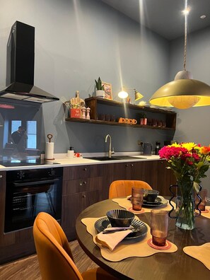 Fridge, microwave, stovetop, dishwasher