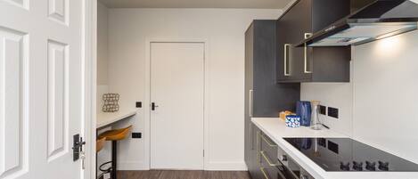 Kühlschrank, Ofen, Geschirrspüler, Wasserkocher mit Kaffee-/Teezubehör