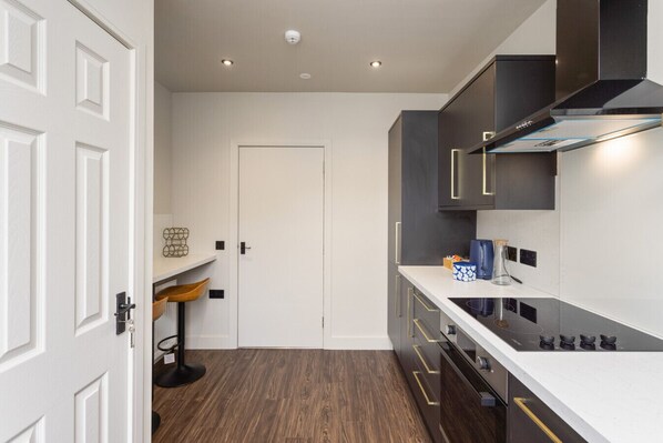 Frigorífico, horno, lavavajillas y cafetera o tetera