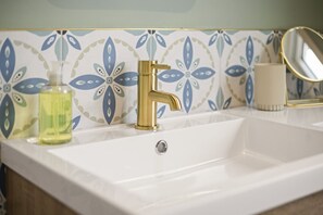 Sèche-cheveux, serviettes fournies