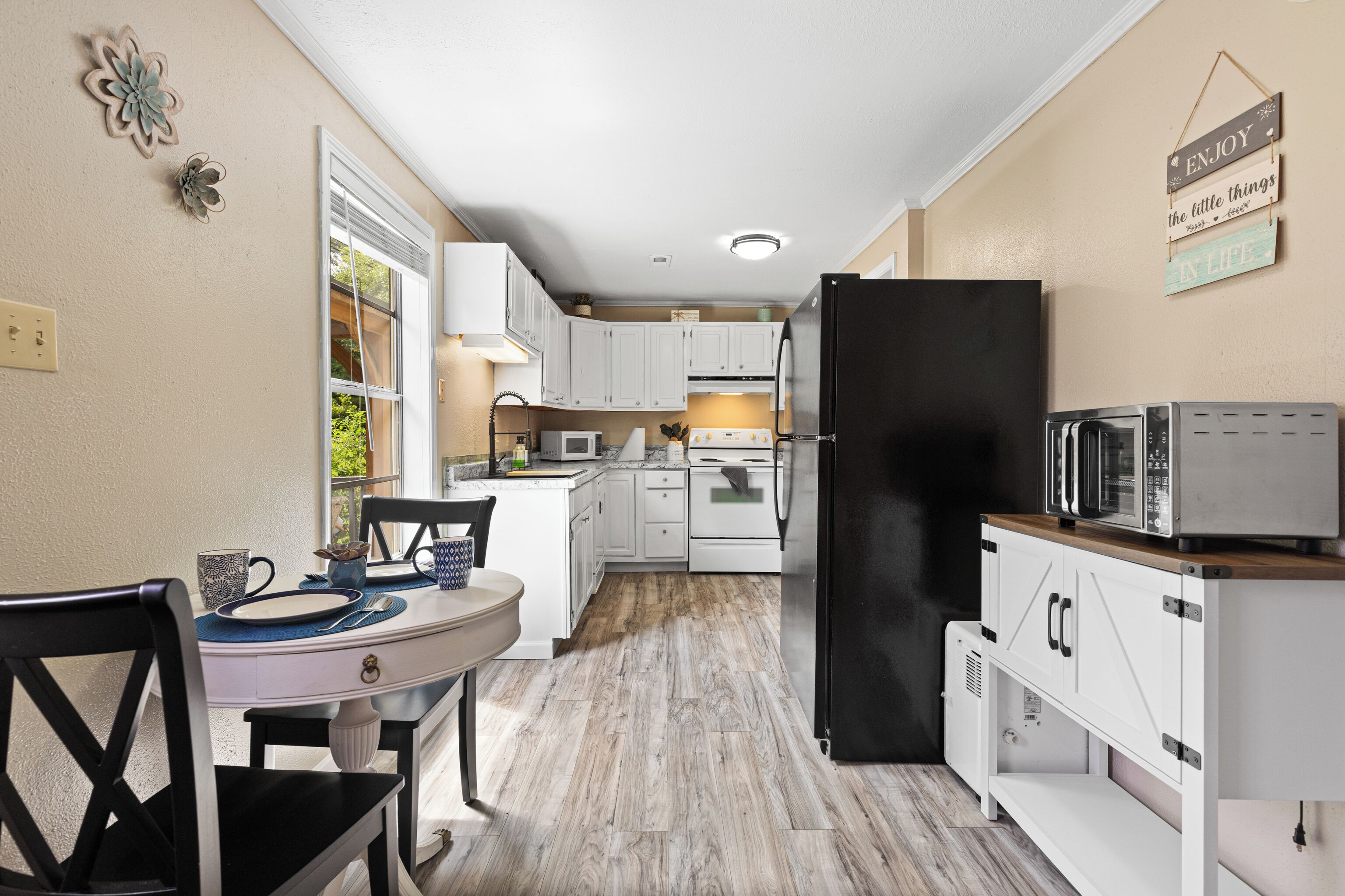 Geladeira, micro-ondas, fogão, cooktop