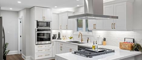 Kühlschrank, Mikrowelle, Ofen, Herdplatte