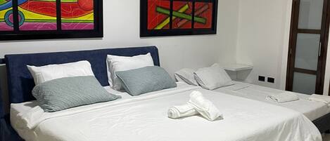 Tabla de planchar con plancha, wifi y ropa de cama