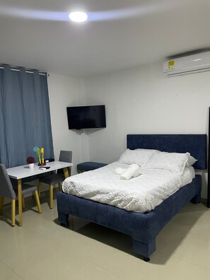 1 dormitorio, tabla de planchar con plancha, wifi y ropa de cama