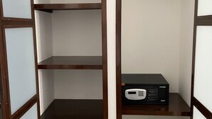 A walk-in closet with open shelves and a hanging rod. - Apartment 201 (San Andrés Islas)