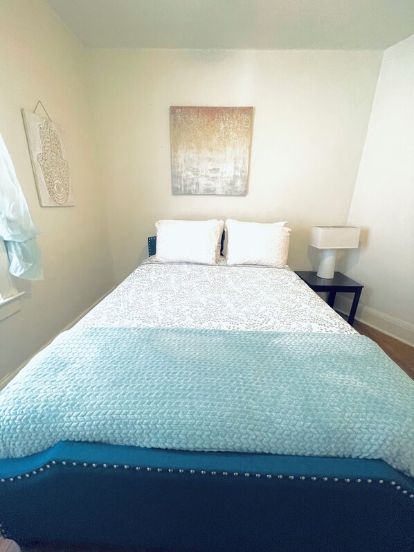 Iron/ironing board, WiFi, bed sheets