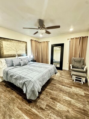 4 habitaciones, escritorio, tabla de planchar con plancha y wifi 