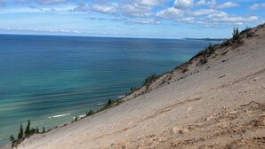 Un paysage côtier offrant une vue dégagée sur la mer et une colline rocheuse.