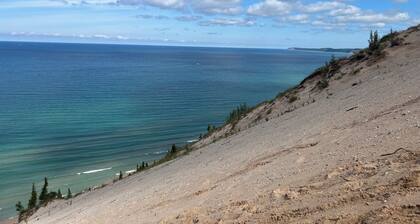 Family Friendly 2BR with Lake Michigan Beach, Skiing, Golf Nearby