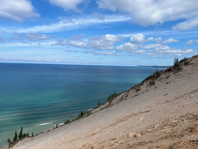 Family Friendly 2BR with Lake Michigan Beach, Skiing, Golf Nearby